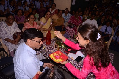 गुरु पूर्णिमा पर स्कूलों में गुरूओं का तिलक लगाकर किया सम्मान