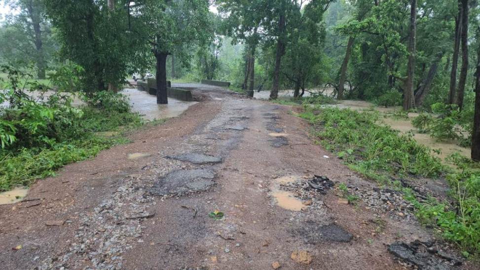 ठेकेदार-अधिकारी ने मिलकर PMGSY की सड़क पर चढ़ाया भ्रष्टाचार का डामर...