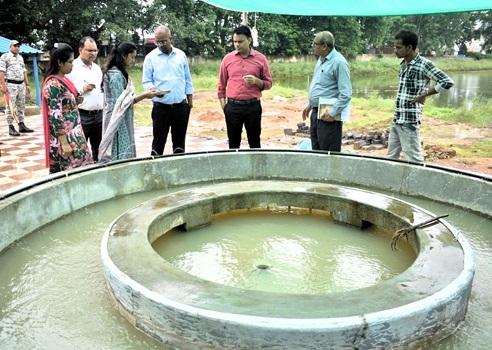 कलेक्टर ने शासकीय मत्स्य बीज प्रक्षेत्र सिवनी में पहुँचकर मत्स्य बीज उत्पादन कार्य का किया निरीक्षण