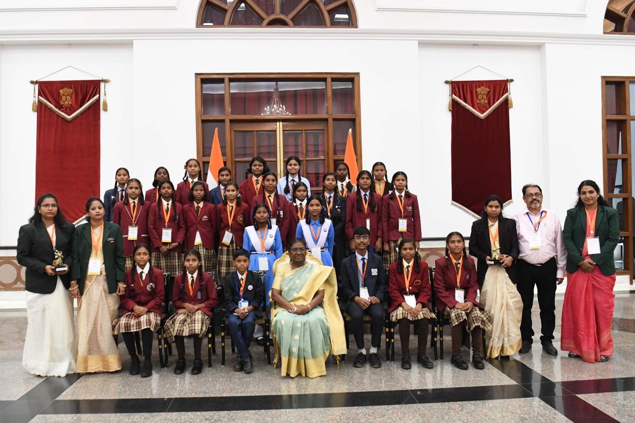 महामहिम राष्ट्रपति से सरगुजा संभाग की छात्राओं ने की सौजन्य मुलाकात, छात्राओं ने इस सुनहरे अवसर के लिए मुख्यमंत्री साय एवं प्रशासन के प्रति जताया आभार