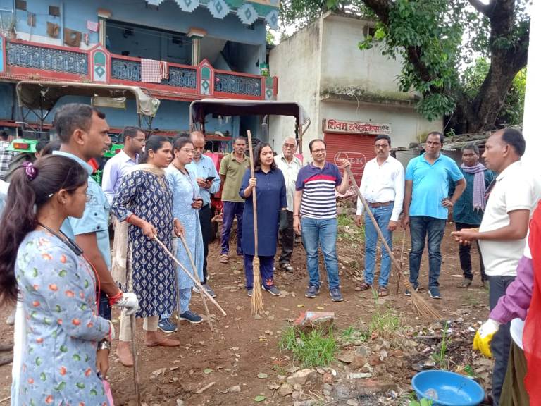कलेक्टर ने तुमड़ीबोड़ में ग्रामीणों के साथ मिलकर की साफ-सफाई