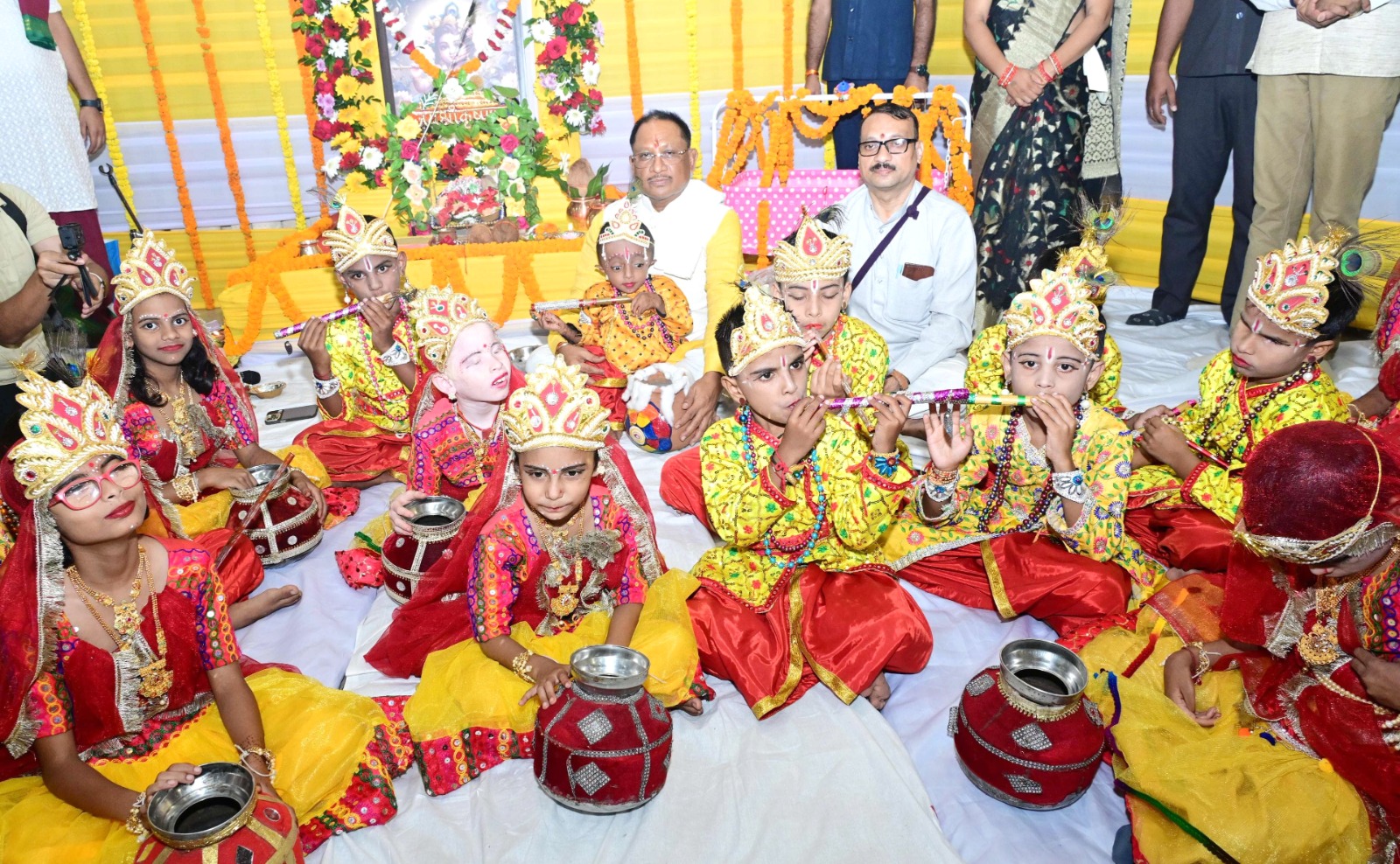  विष्णु&rsquo; के घर कृष्ण जन्माष्टमी की धूम, मुख्यमंत्री ने दिव्यांग बच्चों संग मनाया त्यौहार