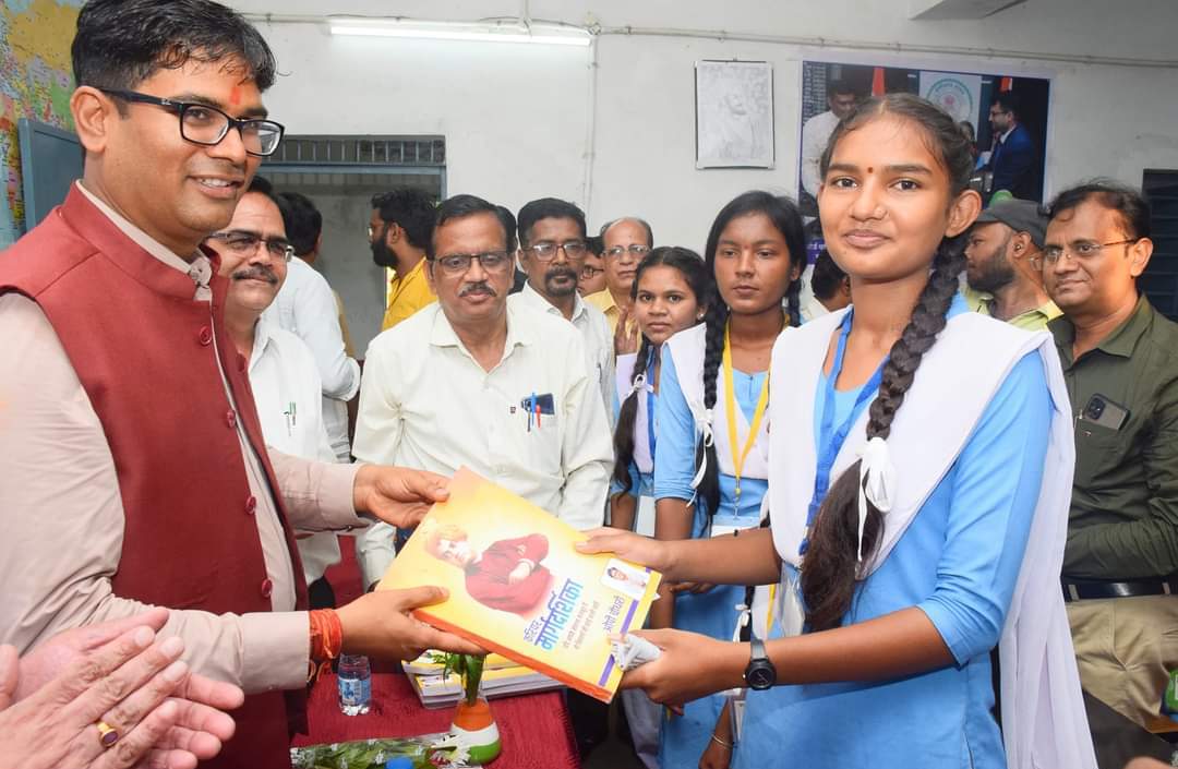 वित्त मंत्री ने कक्षा 11वीं एवं 12वीं के छात्रों को दी कैरियर मार्गदर्शन की सीख