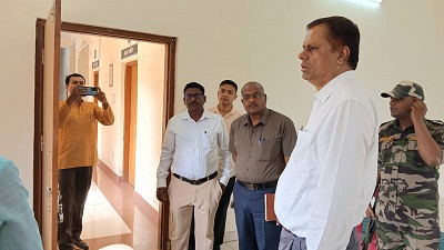 संभाग आयुक्त ने एसडीएम एवं तहसील कार्यालय का किया निरीक्षण