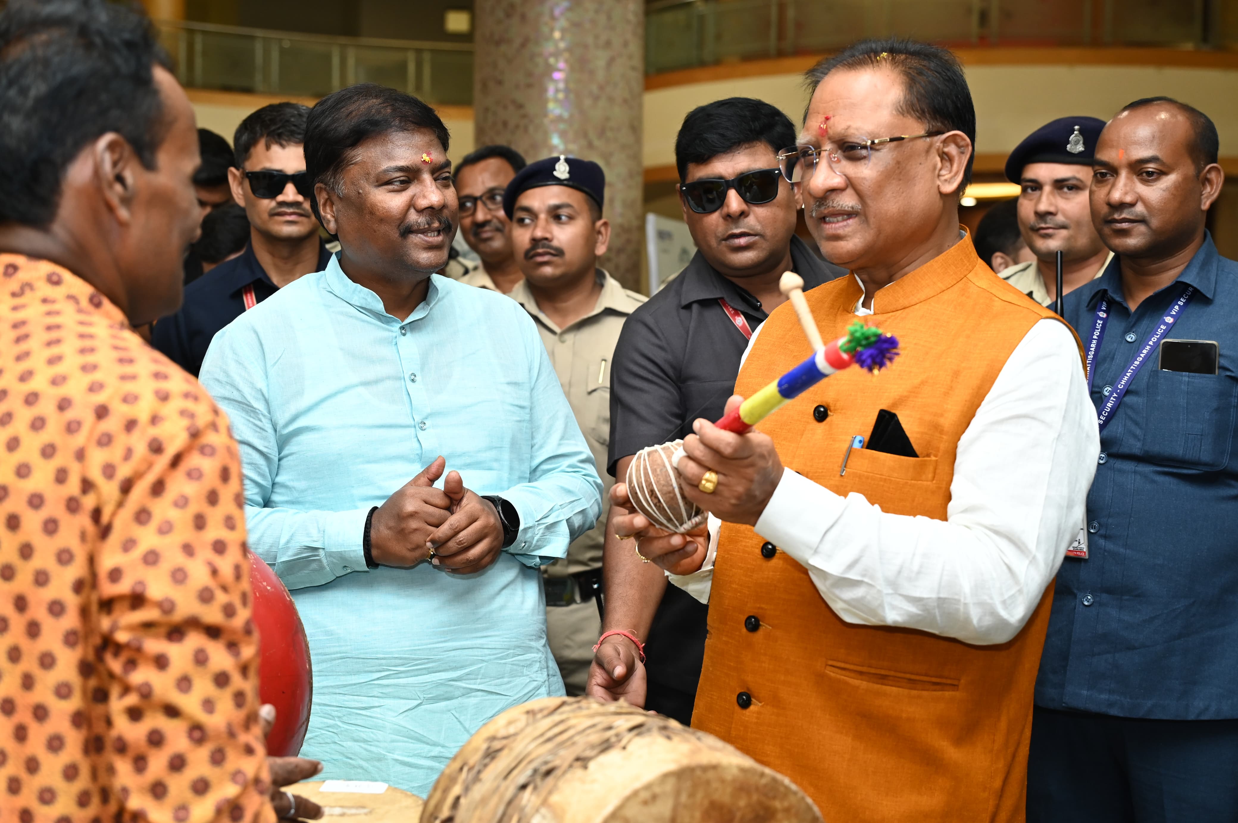  मुख्यमंत्री विष्णु देव साय ने किया प्रथम छत्तीसगढ़ हरित शिखर सम्मेलन का शुभारंभ, पारंपरिक हर्बल उत्पादों और लोक कला का किया अवलोकन*