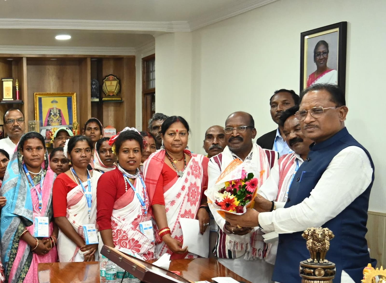  जशपुर के मुंडारी नर्तक दल के कलाकारों ने मुख्यमंत्री से की मुलाकात