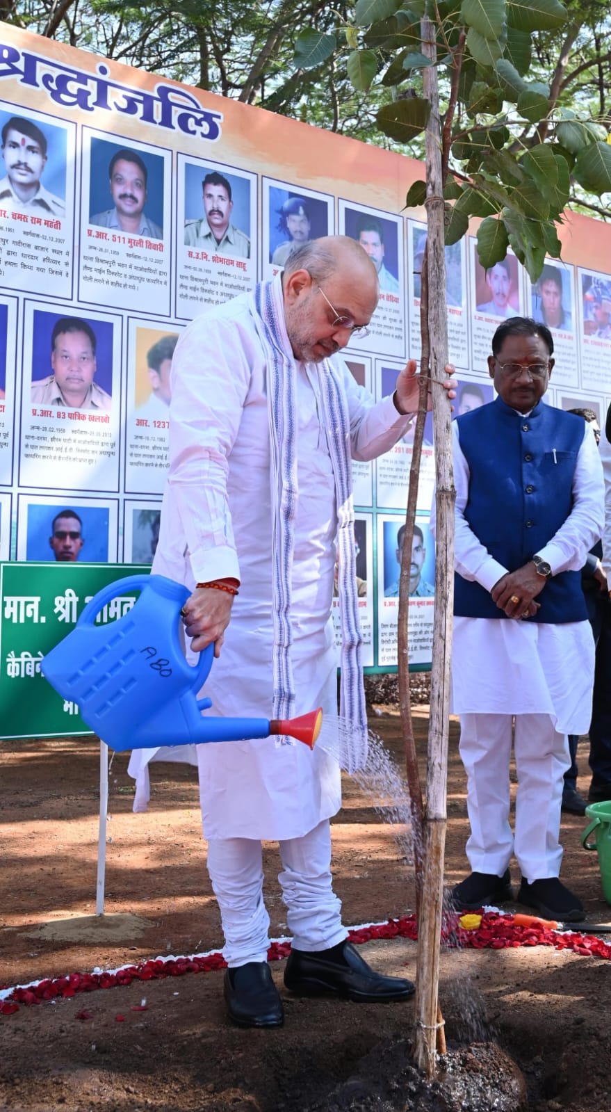  केंद्रीय गृह मंत्री अमित शाह ने शहीद जवानों को दी श्रद्धांजलि