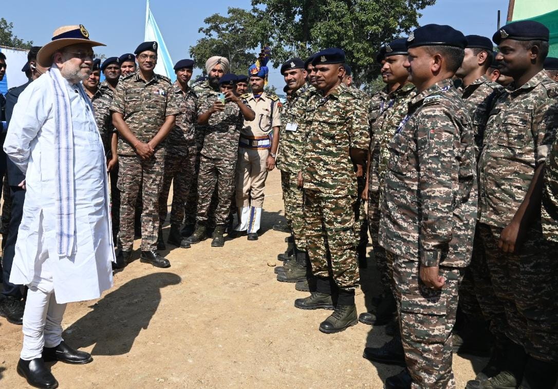 केन्द्रीय गृहमंत्री गुण्डम कैम्प में सीआरपीएफ, कोबरा बटालियन, डीआरजी सहित सुरक्षा बल के जवानों से किया सीधा संवाद 