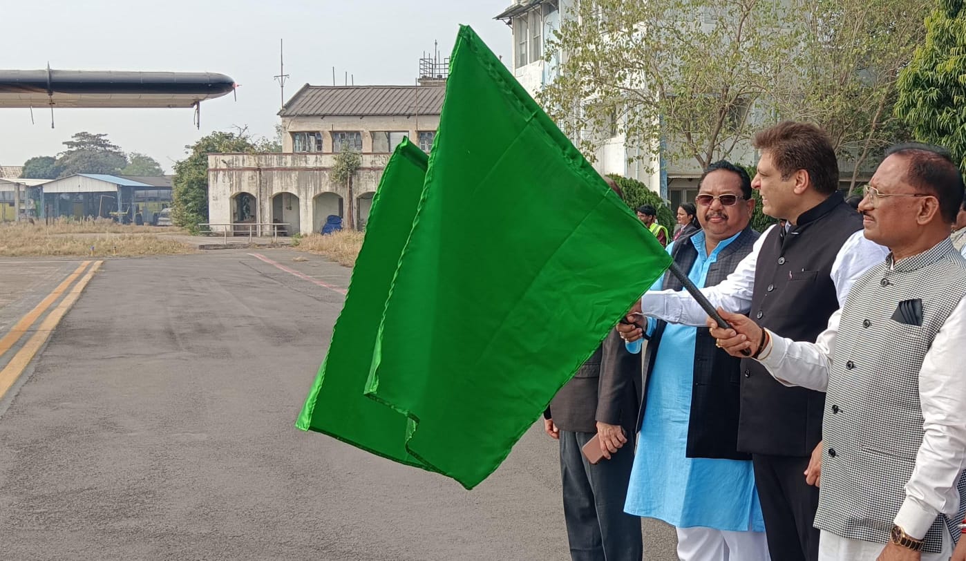 मुख्यमंत्री विष्णुदेव साय ने रायपुर-अंबिकापुर-बिलासपुर हवाई सेवा का स्वामी विवेकानंद विमानतल पर किया शुभारंभ