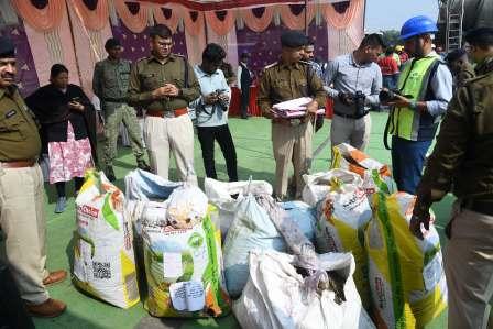 पुलिस अधीक्षक की उपस्थिति में थानों में जब्त किये गये मादक पदार्थ (गांजा) को किया गया नष्ट