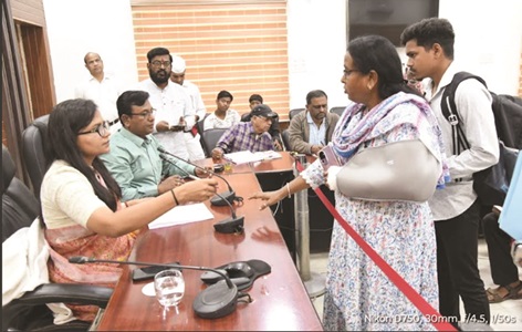 कलेक्टर ने निराकरण के दिए निर्देश,जनदर्शन में 106 आवेदन प्राप्त हुए