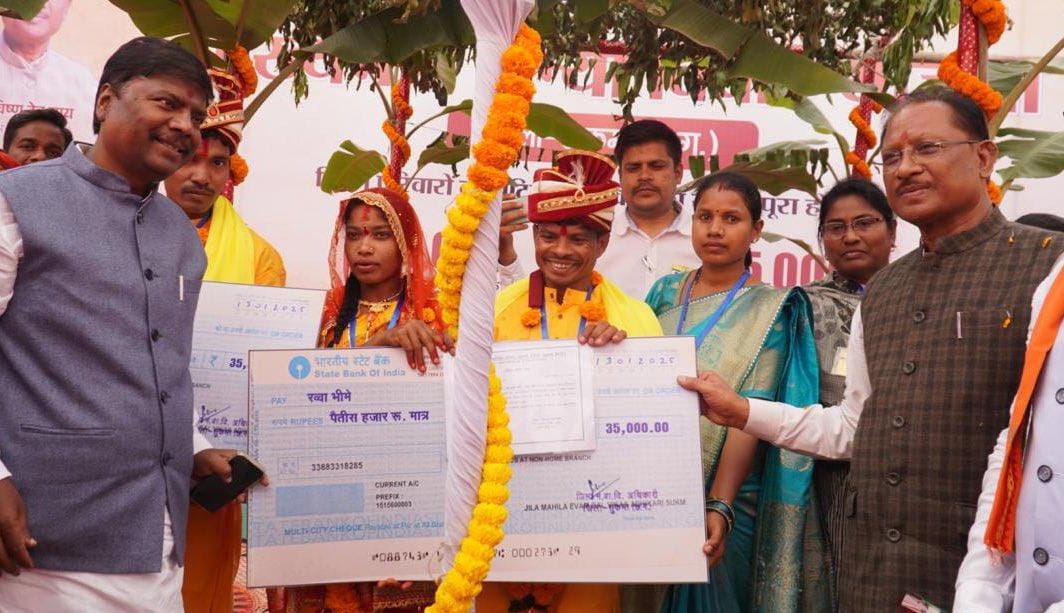  प्यार और विश्वास के आगे हार गई नक्सल हिंसा: जहां कभी बन्दूकें गूंजती थी, अब वहां गूंज रही शहनाई