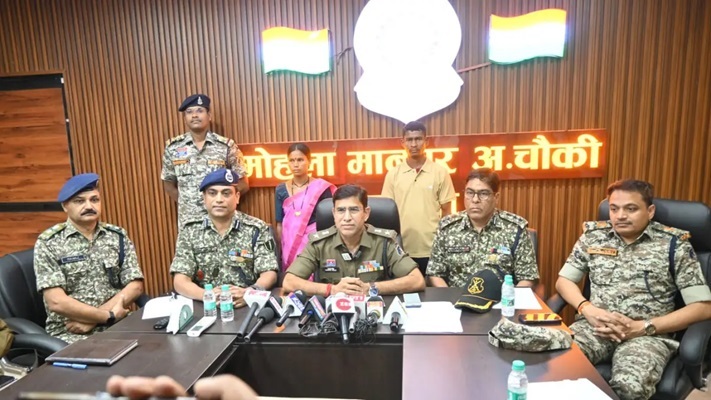 ईनामी नक्सल कमांडर ने पत्नी संग किया सरेंडर