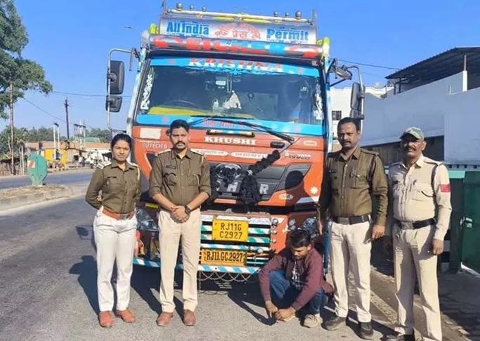 टमाटर की आड़ में शराब तस्करी, 1 आरोपी गिरफ्तार...