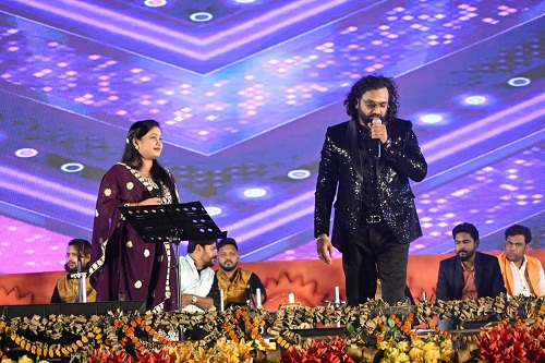 राजिम कुंभ कल्प : सांस्कृतिक मंच पर अनुराग शर्मा के गीतों में झूमे दर्शक