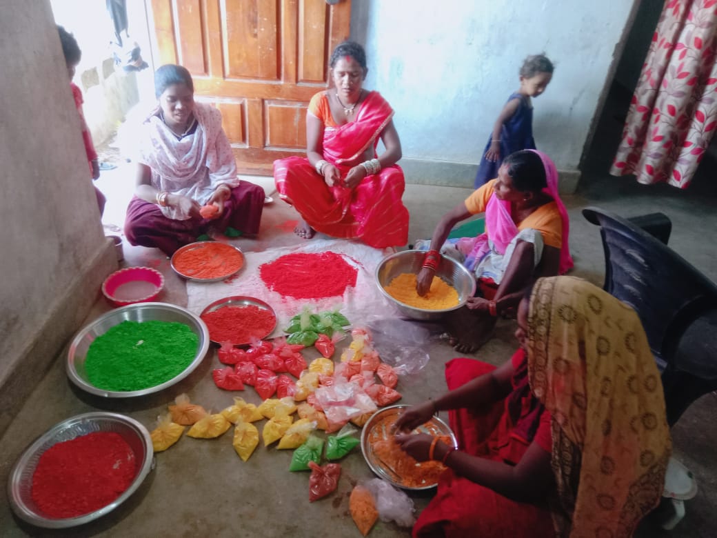 नक्सल प्रभावित गांव की महिलाओं ने नक्सलियो के डर से छोड़ा गांव, पांच सालों से होली के मौके पर गुलाब बनाकर कमा रही हजारों रूपए 
