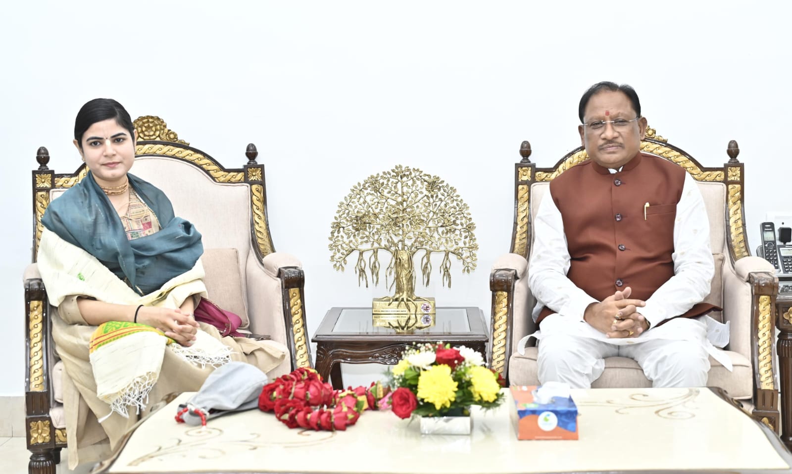  मुख्यमंत्री विष्णु देव साय से प्रसिद्ध कथावाचक देवी चित्रलेखा की सौजन्य भेंट