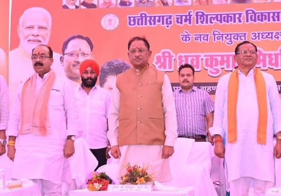 मुख्यमंत्री श्री विष्णु देव साय छत्तीसगढ़ चर्म शिल्पकार विकास बोर्ड के नव नियुक्त अध्यक्ष के पदभार ग्रहण समारोह में हुए शामिल