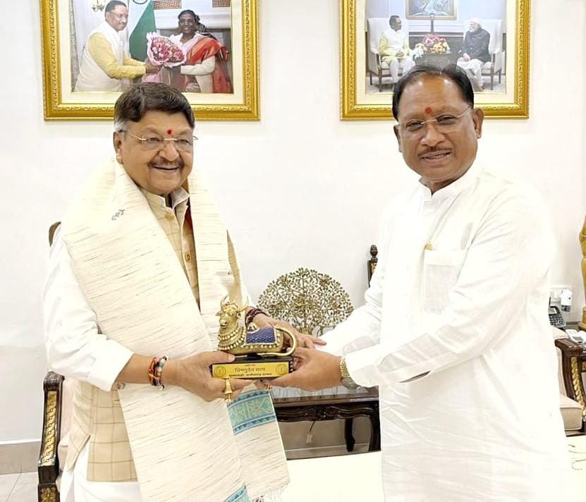 मुख्यमंत्री विष्णुदेव साय से मध्यप्रदेश के कैबिनेट मंत्री श्री कैलाश विजयवर्गीय ने की सौजन्य मुलाकात