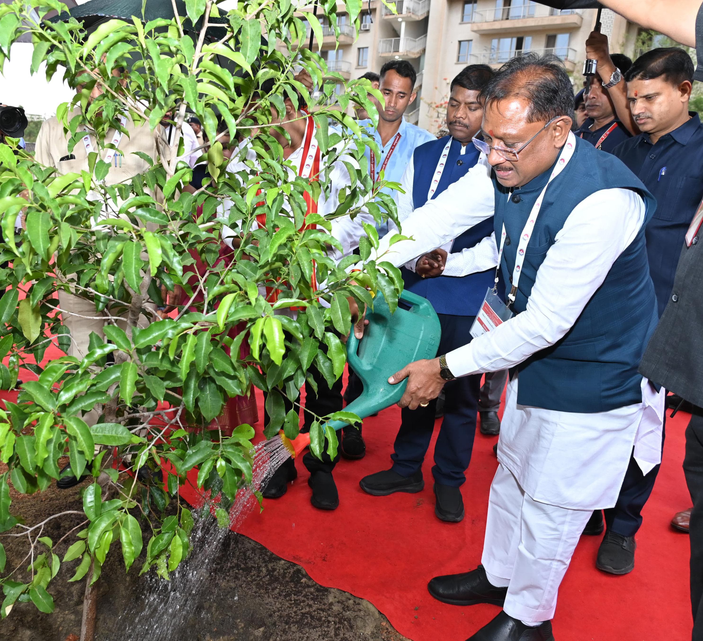 मुख्यमंत्री ने आईआईएम रायपुर परिसर में किया सुशासन वाटिका का शुभारंभ