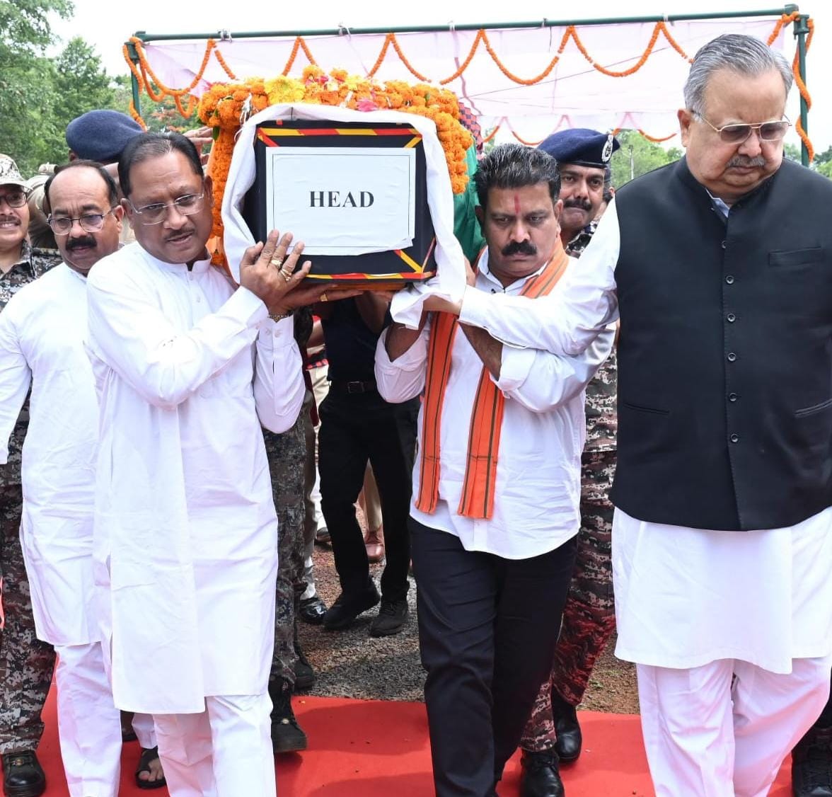 मुख्यमंत्री ने शहीद एएसपी श्री आकाश राव गिरपुंजे को दी श्रद्धांजलि: पार्थिव शरीर को कंधा देकर दी अंतिम विदाई