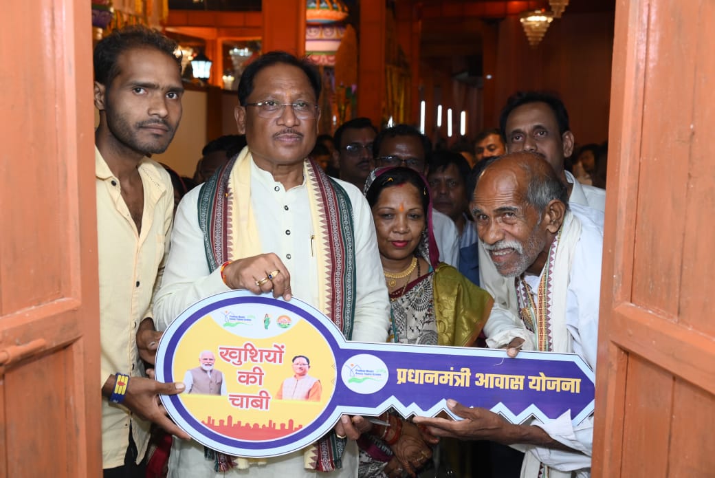 संतु चक्रेस को मिला सपनों का आशियाना, मुख्यमंत्री से पक्के मकान की चाबी पाकर भावुक हुए बुजुर्ग