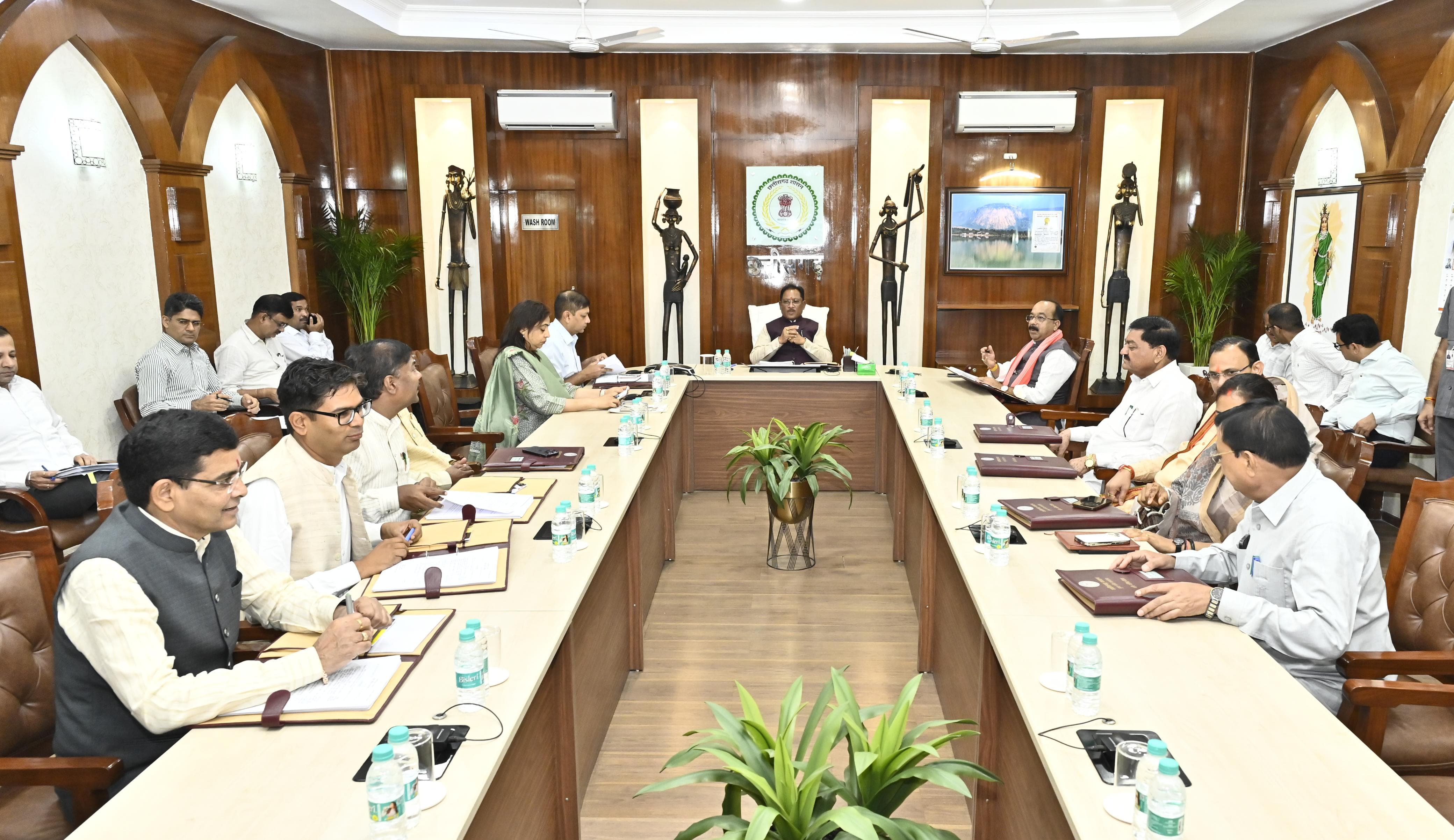 मुख्यमंत्री विष्णु देव साय की अध्यक्षता में आयोजित कैबिनेट की बैठक में अनेक महत्वपूर्ण निर्णय लिए गए - 