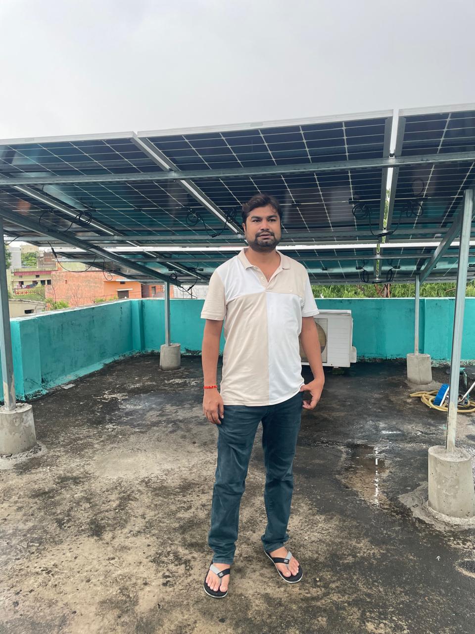 दुबे जी के घर की छत पर सौर ऊर्जा से चलने वाला पावर प्लांट, घर का बिजली बिल हुआ शून्य, सरकार को भी कर रहे हैं बिजली की आपूर्ति