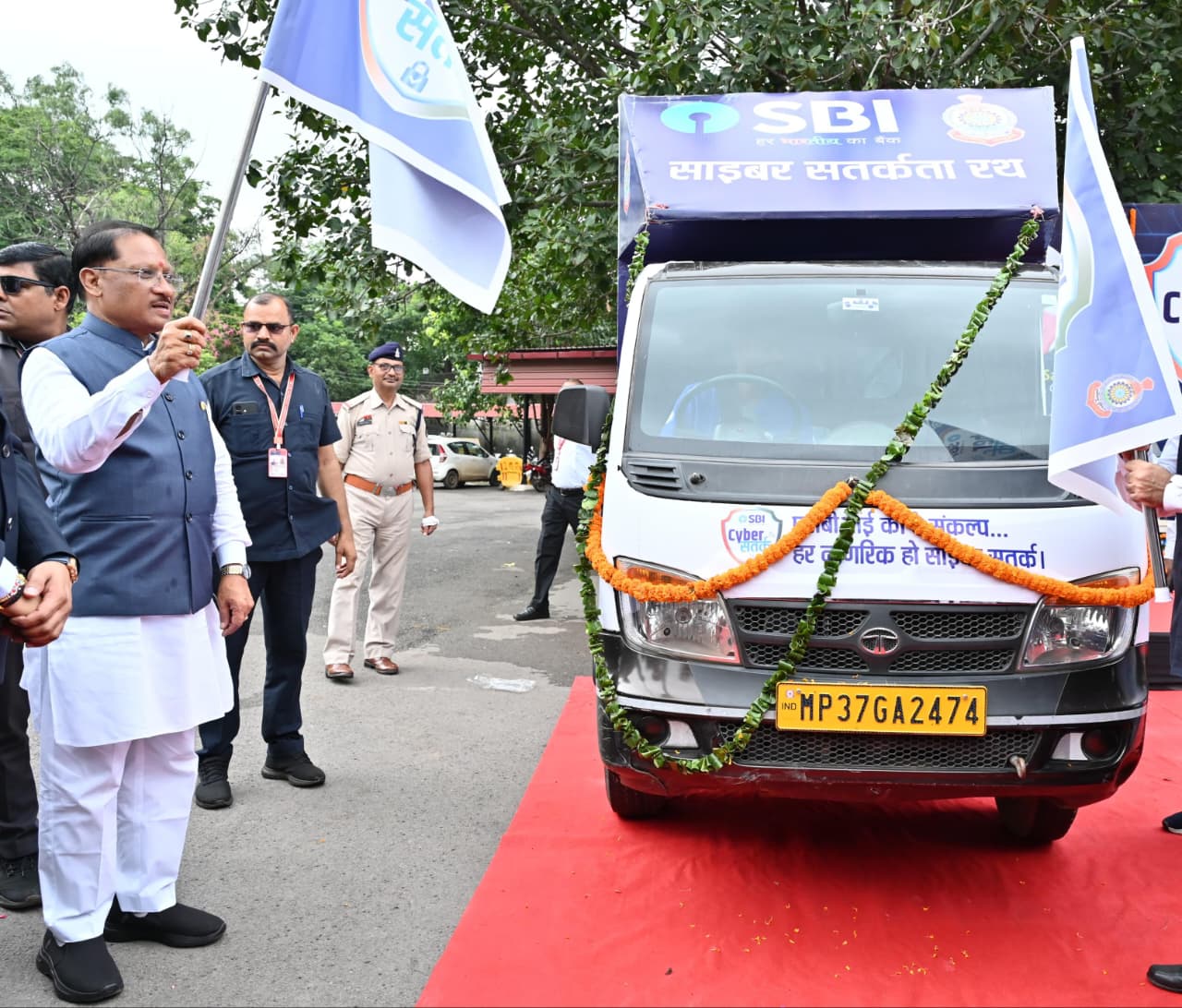 मुख्यमंत्री श्री साय ने एसबीआई साइबर सुरक्षा रथ को झंडी दिखाकर किया रवाना