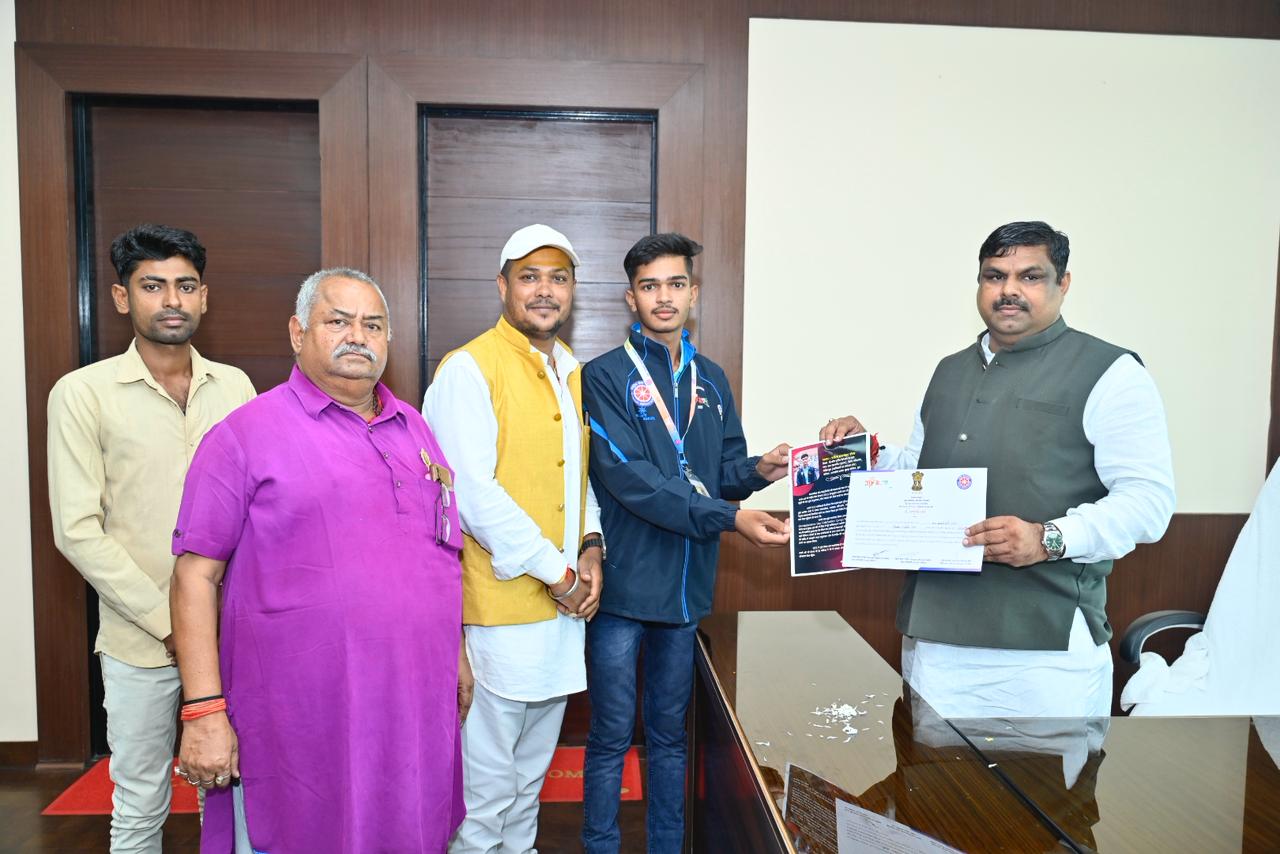 शिक्षा मंत्री श्री गजेन्द्र यादव से श्री ओमप्रकाश सेन ने की सौजन्य भेंट