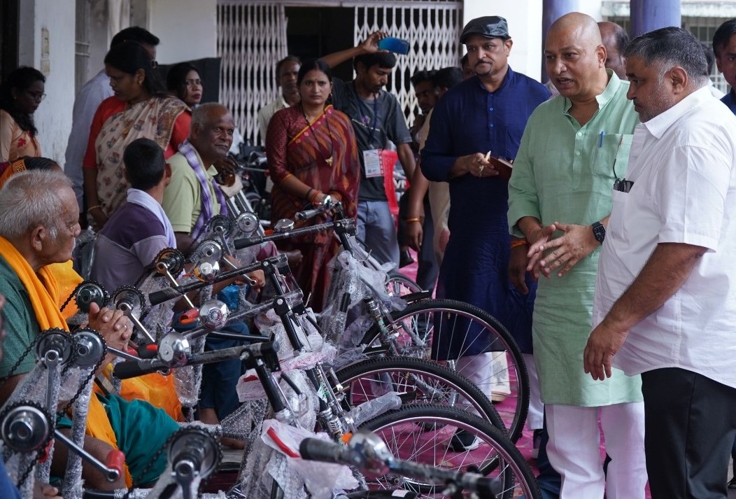 पर्यटन एवं संस्कृति मंत्री श्री राजेश अग्रवाल ने दिव्यांगजनों को ट्रायसायकल एवं व्हीलचेयर का किया वितरण