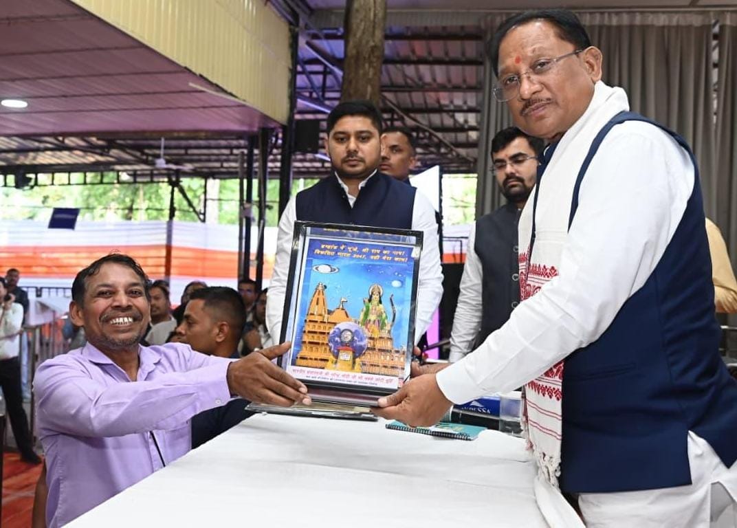 जनदर्शन में अद्भुत दृश्य&mdash;भिलाई के अंकुश देवांगन ने मुख्यमंत्री को भेंट की संगमरमर पर बनी प्रधानमंत्री  नरेंद्र मोदी की सूक्ष्म प्रतिमा