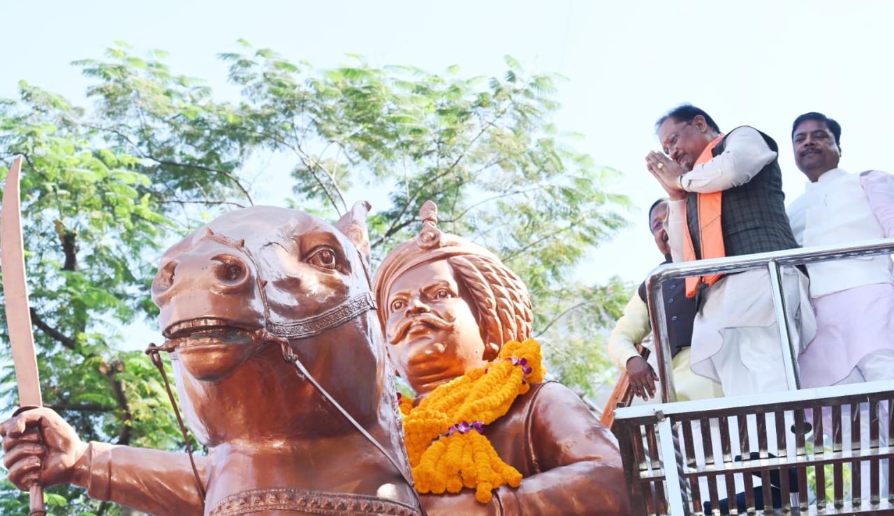 मुख्यमंत्री श्री विष्णुदेव साय ने जयस्तंभ चौक में किया शहीद वीर नारायण सिंह के त्याग और संघर्ष का स्मरण