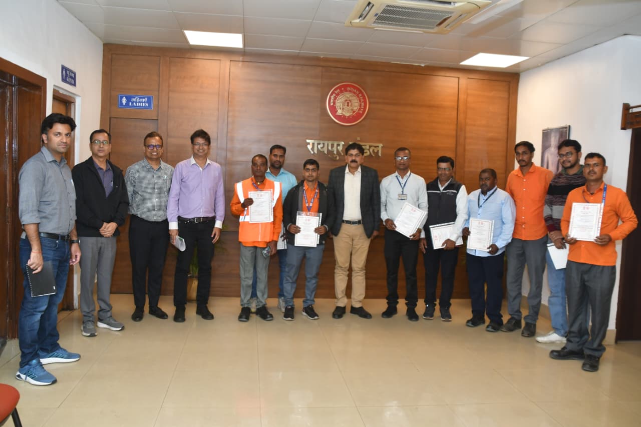 &ldquo;रायपुर रेल मंडल में संरक्षा के प्रति सजग रेलकर्मियों को  मंडल रेल प्रबंधक श्री दयानंद ने सम्मानित किया&rdquo;