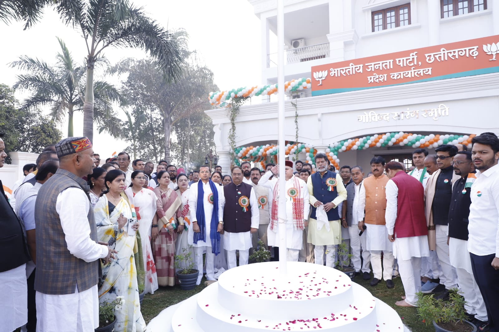 क्षेत्रीय संगठन महामंत्री श्री जम्वाल और प्रदेश अध्यक्ष श्री देव ने भाजपा कार्यालय में फहराया तिरंगा