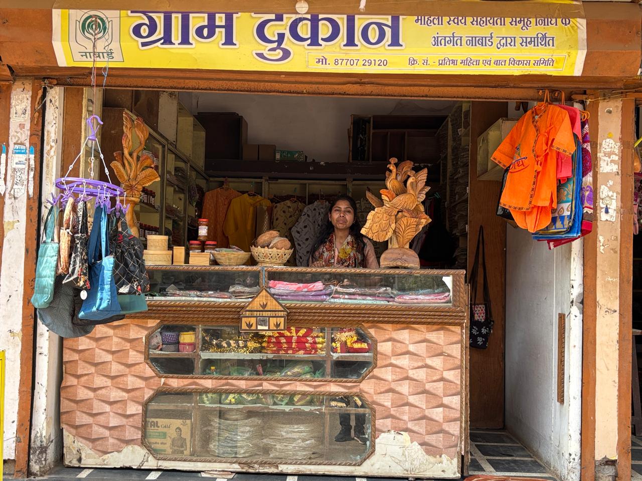 नाबार्ड की &lsquo;ग्राम दुकान&rsquo; से स्व-सहायता समूह की महिलाएं बन रहीं आत्मनिर्भर