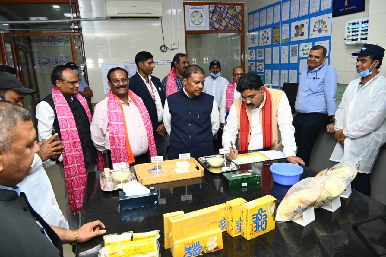 उपमुख्यमंत्री श्री विजय शर्मा एवं वन मंत्री श्री केदार कश्यप ने पशुपालकों एवं बिहान दीदियों के साथ किया आधुनिक डेयरियों का भ्रमण