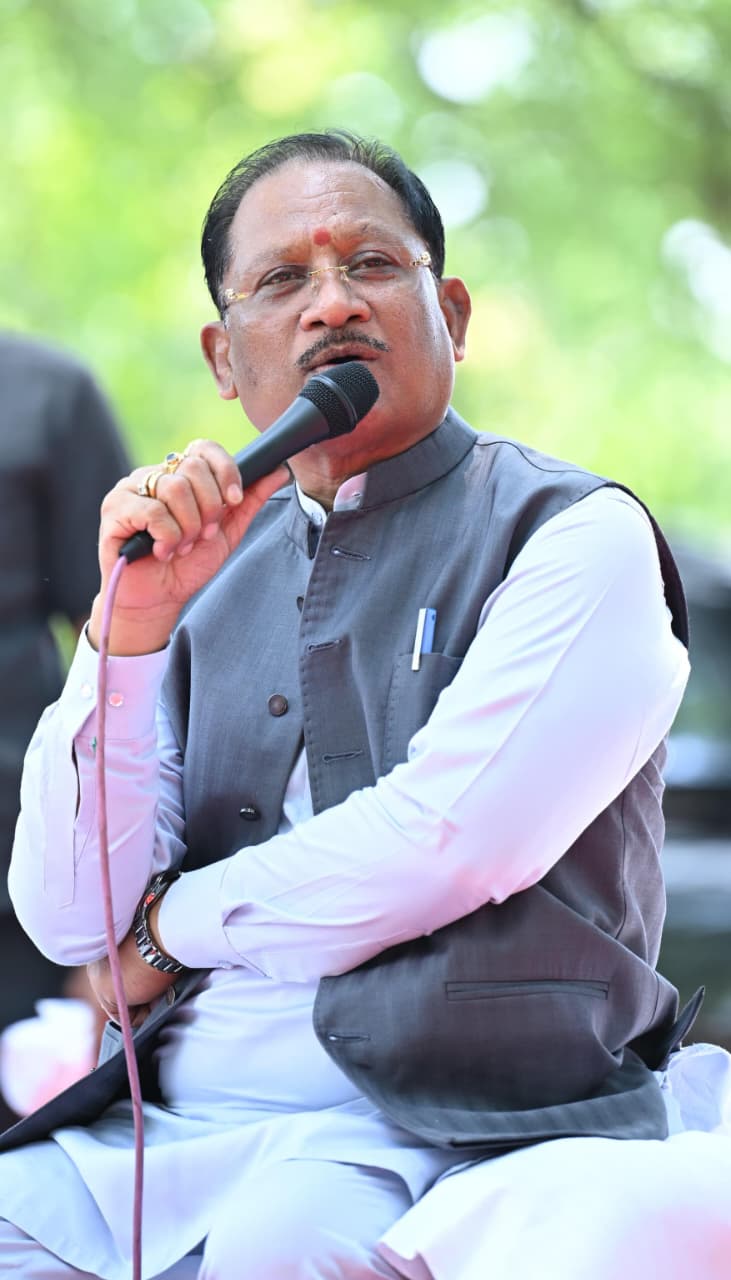 सुशासन तिहार में मुख्यमंत्री विष्णुदेव साय पहुंचे बीजापुर के सुदूर गांव कोण्डापल्ली :  चौपाल में सुनीं ग्रामीणों की समस्याएं