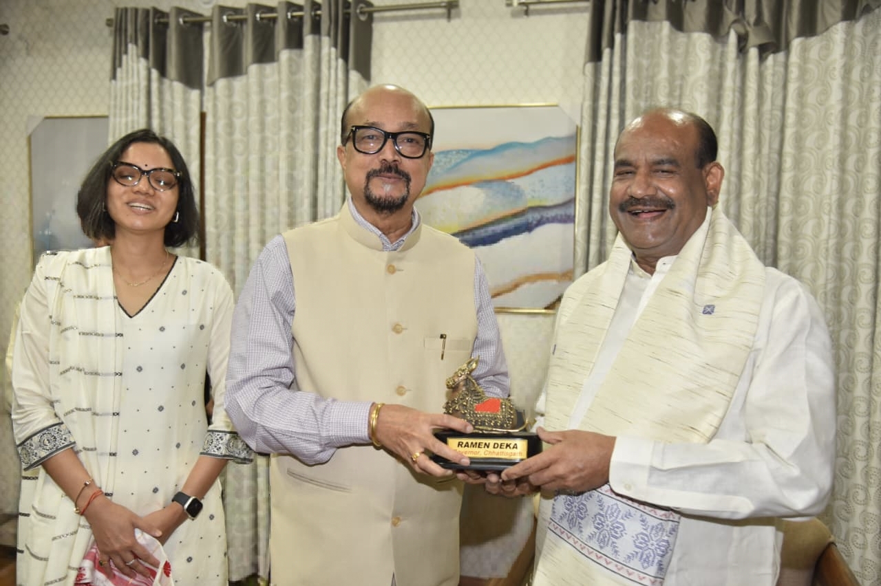 राज्यपाल श्री रमेन डेका ने किया लोकसभा अध्यक्ष श्री बिड़ला का आत्मीय स्वागत