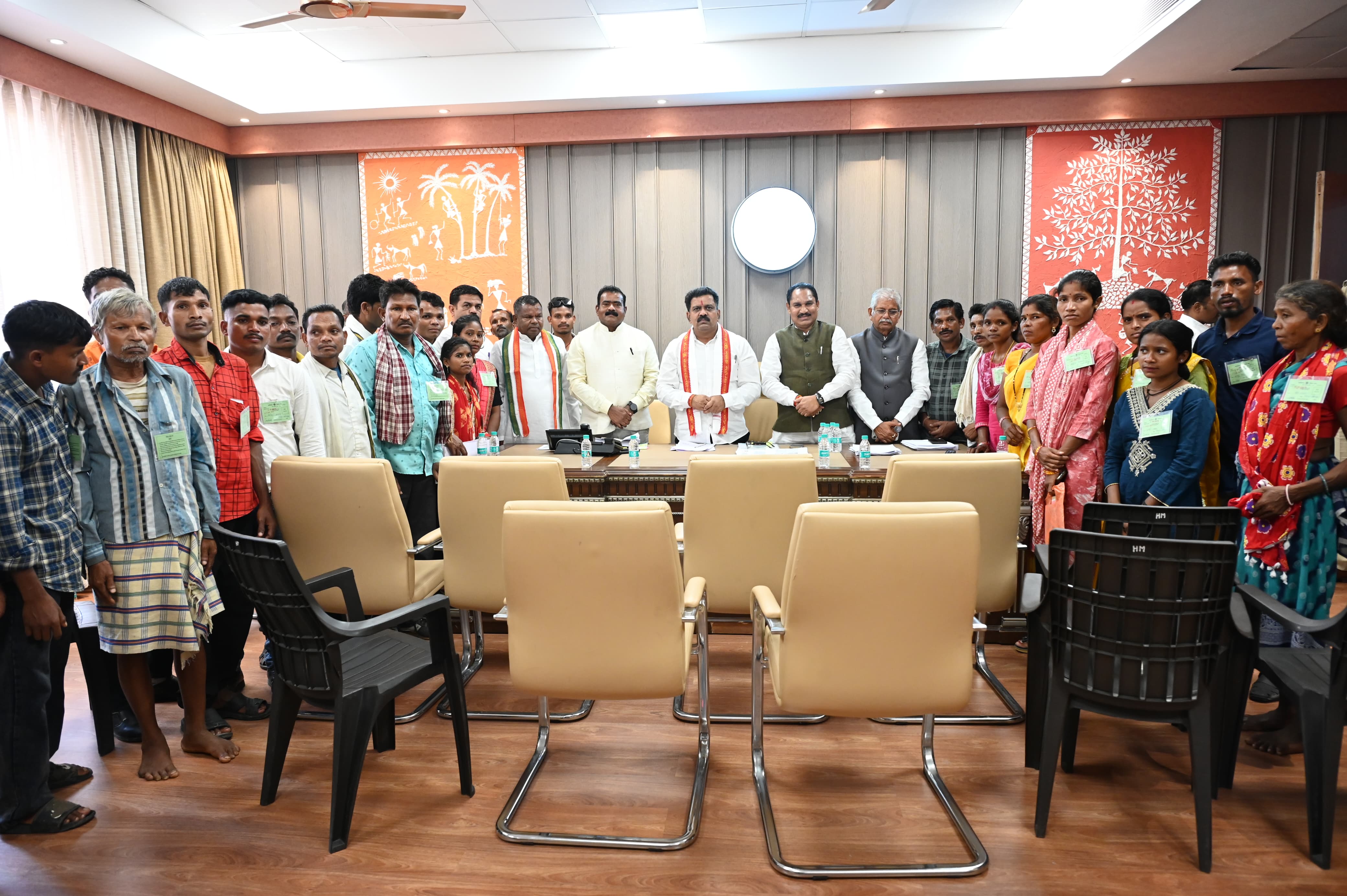 उप मुख्यमंत्री श्री विजय शर्मा ने नक्सल प्रकरणों की वापसी को लेकर बस्तर के युवाओं से की मुलाकात
