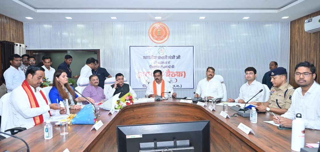 उप मुख्यमंत्री और उद्योग मंत्री ने कबीरधाम में विकास कार्यों और जनकल्याणकारी योजनाओं की मैराथन समीक्षा