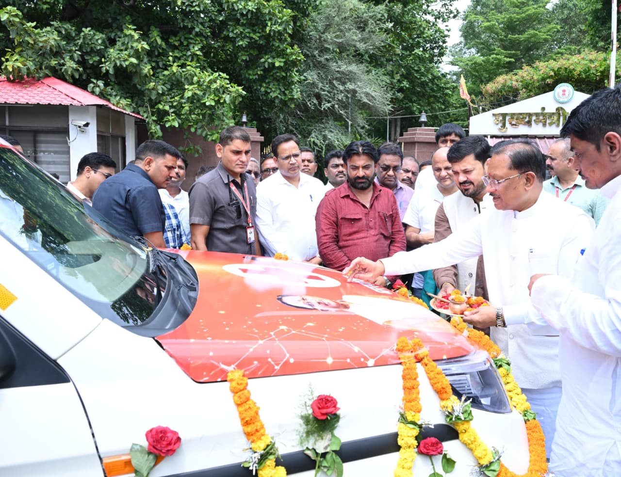 मुख्यमंत्री श्री विष्णु देव साय ने धरसींवा विधानसभा को दी निःशुल्क एम्बुलेंस की सौगात