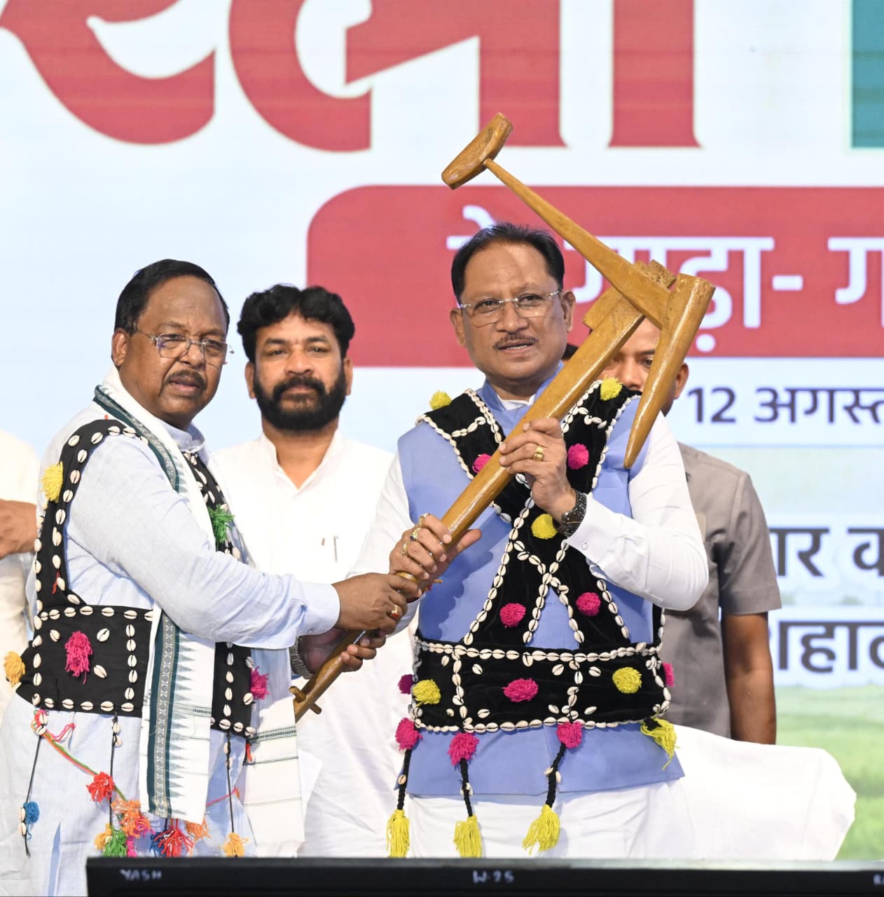 मुख्यमंत्री श्री विष्णु देव साय ने कृषि औजारों और गौवंश की पूजा कर प्रदेश की सुख-समृद्धि, अच्छी वर्षा और भरपूर फसल की कामना की