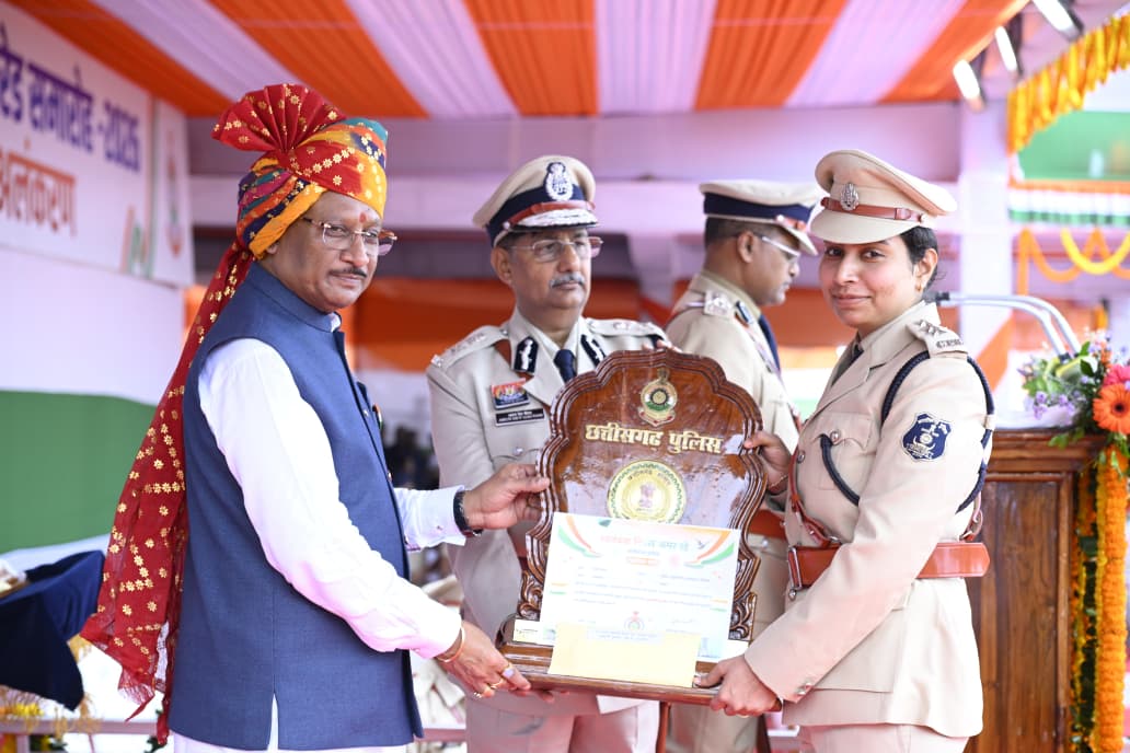 मुख्यमंत्री श्री विष्णु देव साय के करकमलों से उत्कृष्ट सेवा के लिए सम्मानित हुए पुलिस एवं नगर सेना के अधिकारी-कर्मचारी 