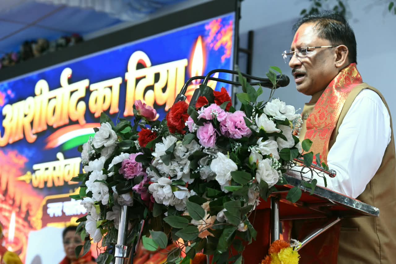 सवा लाख &lsquo;आशीर्वाद के दीपों&rsquo; से जगमगाया खारुन तट, प्रधानमंत्री श्री नरेंद्र मोदी के स्वस्थ और दीर्घायु जीवन के लिए हुई महाआरती