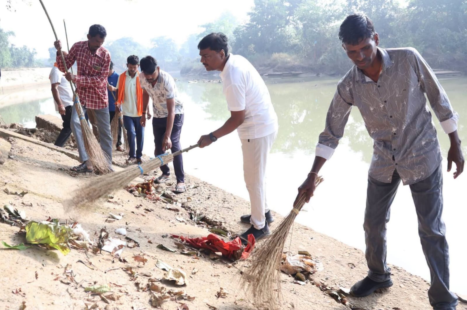 वन मंत्री श्री केदार कश्यप ने लोगों के साथ किया श्रमदान, मारकंडी नदी घाट और प्राकृतिक जल कुंड की सफाई