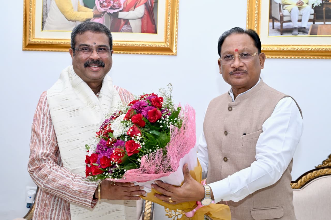 मुख्यमंत्री श्री विष्णु देव साय से सांसद श्री धर्मेंद्र प्रधान ने की शिष्टाचार भेंट
