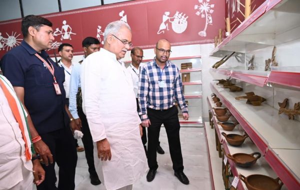 बीजापुर में मुख्यमंत्री ने किया सी-मार्ट का लोकार्पण, पहला ग्राहक बन ख़रीदा बांस का सोफासेट