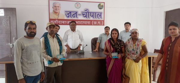 जनचौपाल में मिले 35 आवेदन, 2 दिव्यांगो को बांटे गए श्रवण यंत्र