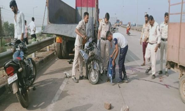 खड़ी ट्रक में जा घुसी स्कूटर, 2 युवकों को मौत&hellip;